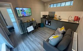 P78 - Studio Pod With Hot Tub